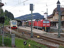 Höllentalbahn: Regionalbahn aus Freiburg trifft Ringzug am Bahnhof Neustadt / Schwarzwald (Bildquelle Wikipedia)