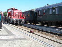 Vor der Original Lok der BR V60 erwartet der Inhaber von PIKO, Herr Dr. René F. Wilfer, zusammen mit den Gästen des Roll Outs am Bahnhof Ebermannstadt das PIKO Gartenbahnmodell der BR V60
