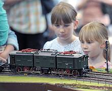 Auf der modell-hobby-spiel machte das Modell der E91 der Deutschen Reichsbahn im Maßstab 1:32 (Spur 1) auch auf die jüngeren Messebesucher Eindruck.